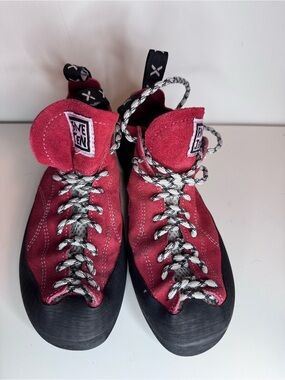Five Ten 5.10 Coyote red rock climbing shoes, size 11 US